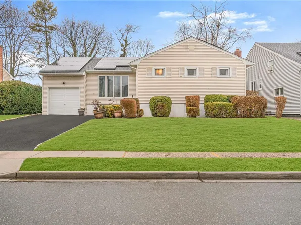 52 Cloverfield Road, Valley Stream, NY 11581