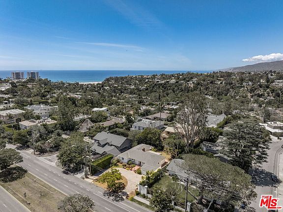 2nd image of 1015 San Vicente Blvd