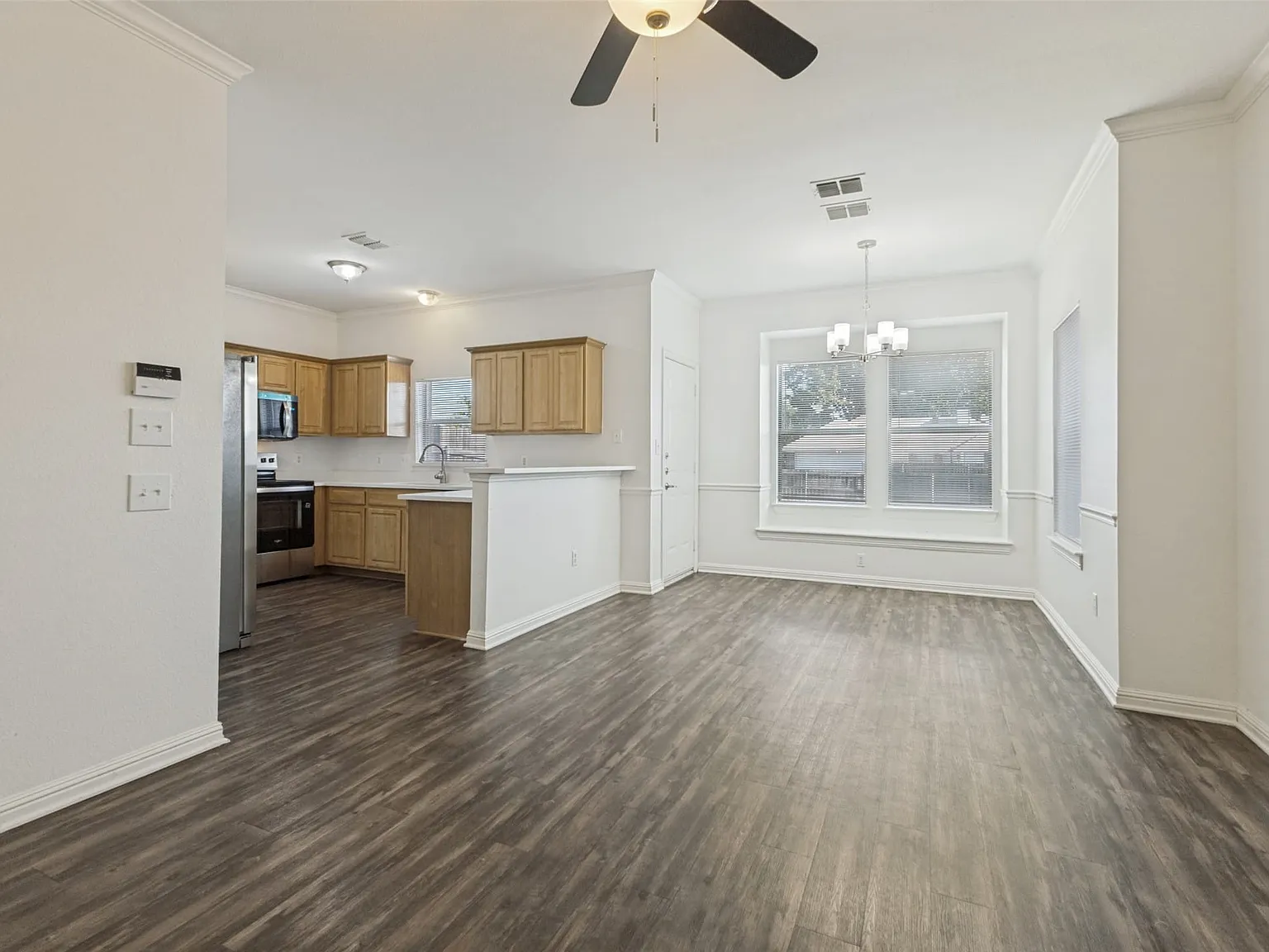3 bed, 2.5 bath, 1304 sqft, $2,000 — Photo 3