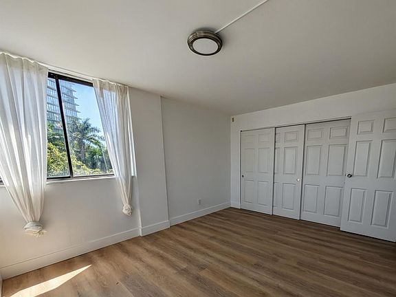 5th image of 2713 Tigertail Ave #402