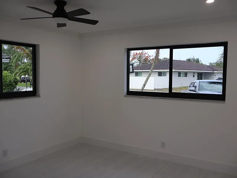 563 NW 13th Dr — Photo 7