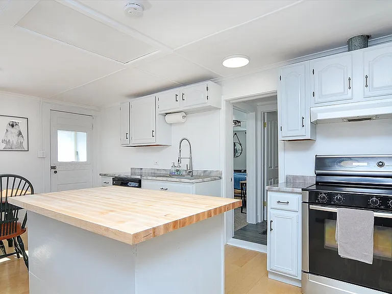 138 Lang St — Photo 15
