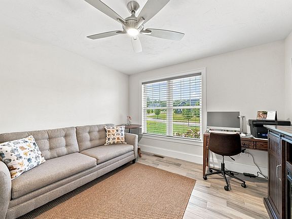 5th image of 59 Waterford Cir