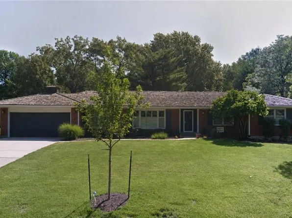 9821 Pembroke Ln, Leawood, KS 66206