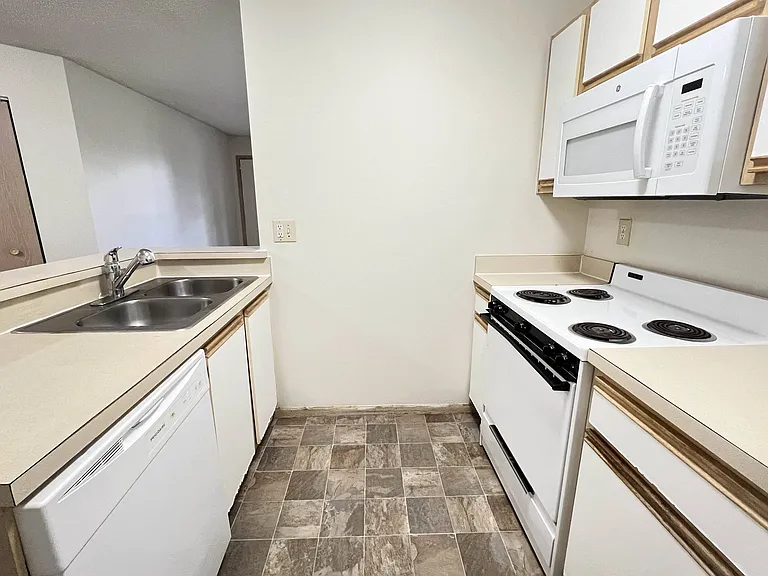Eagle Crest Apartments — Photo 49