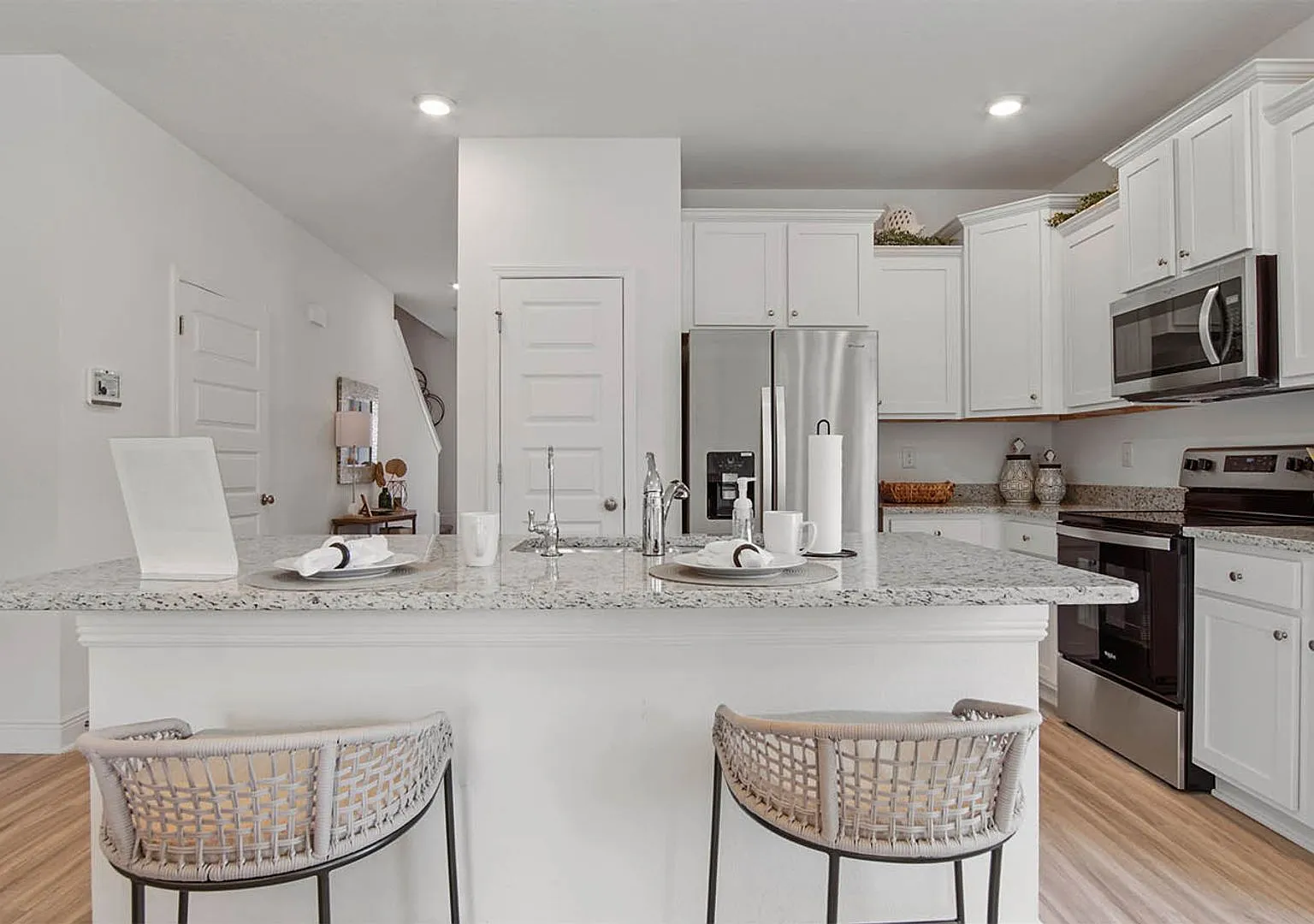 Like-New End-Unit Townhome | Community Pool & Playground | A Few Miles From The Beach — Photo 2