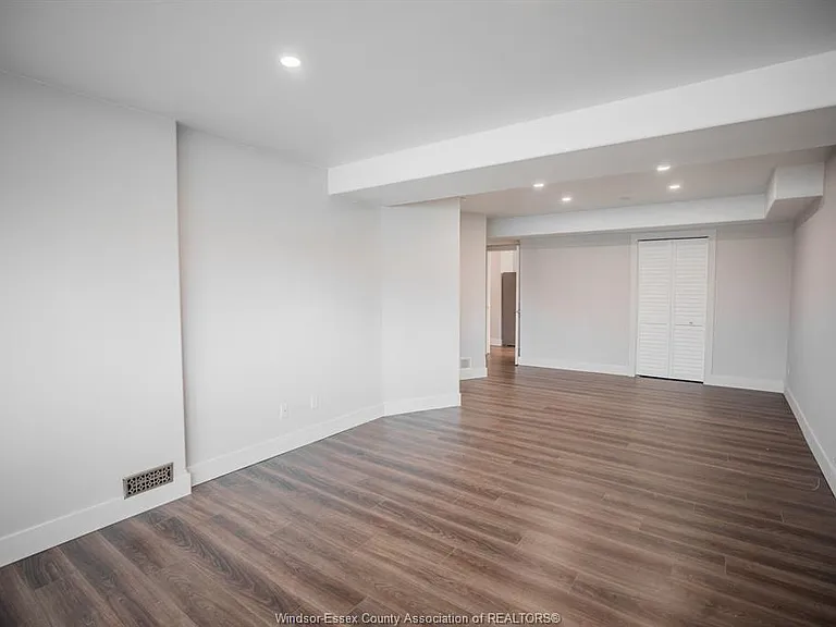 569 Cabana Rd E #LOWER — Photo 5