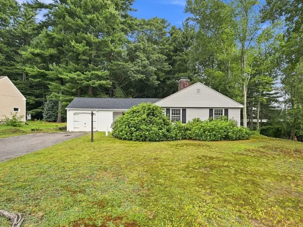 92 Oak Hollow Rd, Springfield, MA 01128