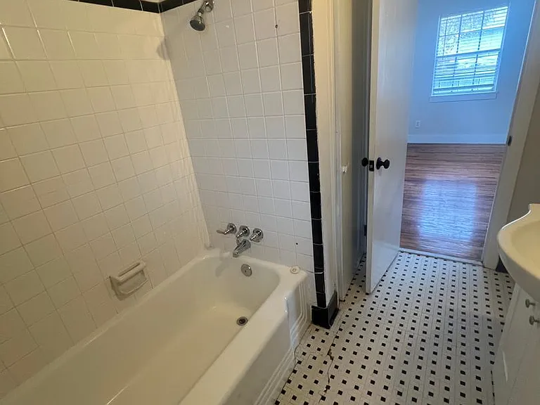 110 S Franklin Blvd — Photo 7