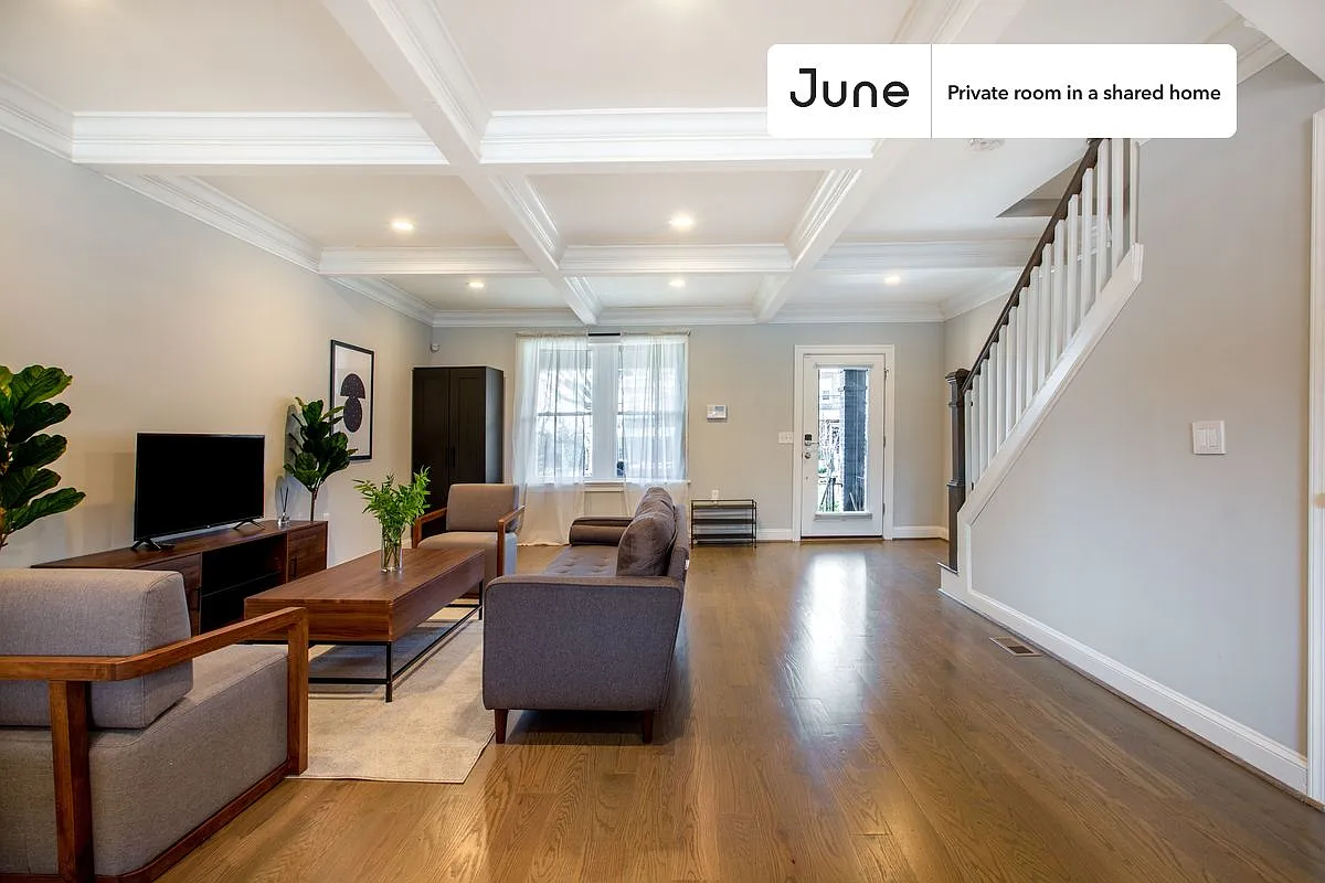 Queen bedroom in 4 bed/3.5 bath home in Petworth #289 C — Photo 4