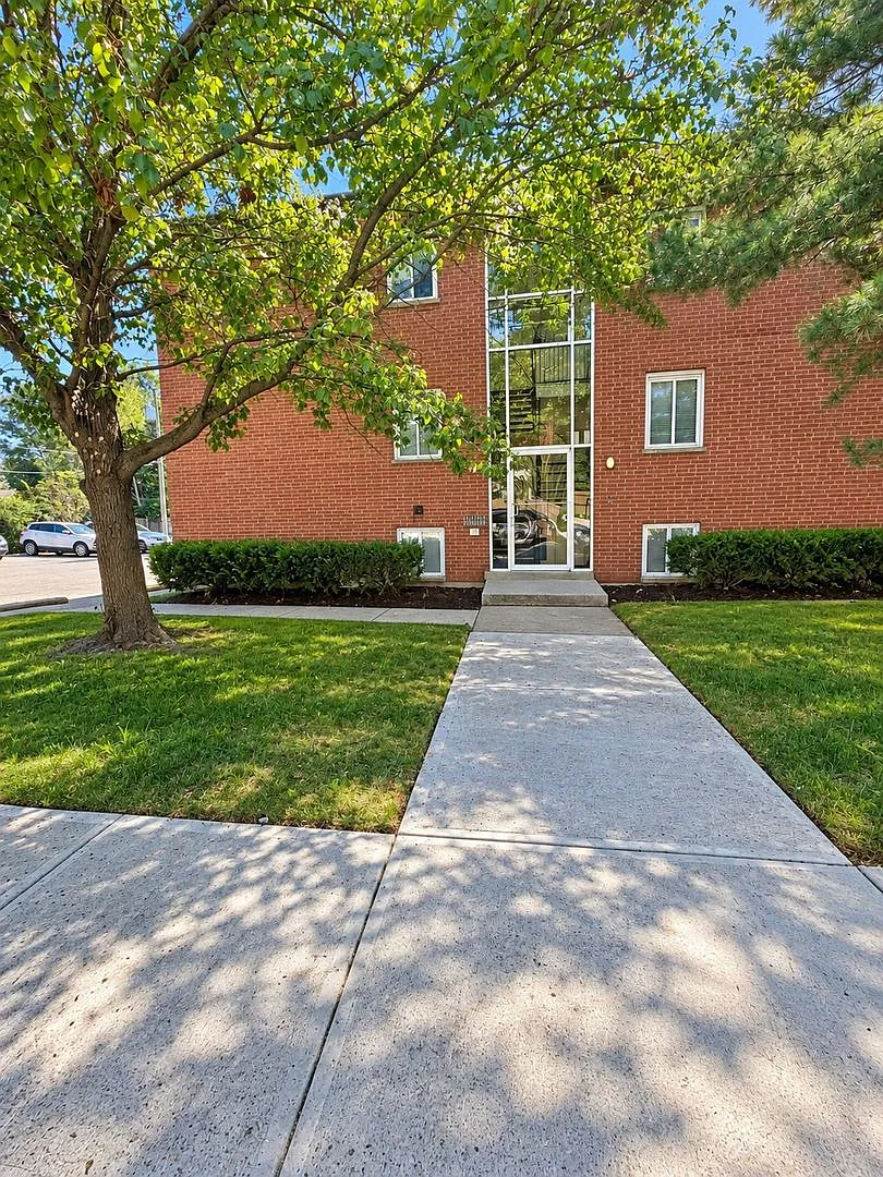 Maple Apartments — Photo 1