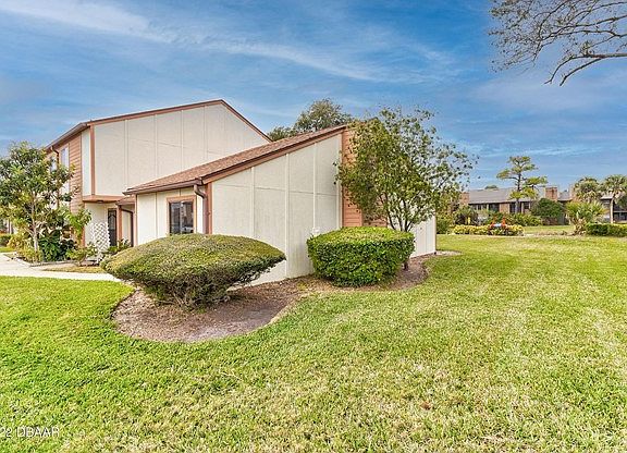 This single story, ground floor, end unit is your new apartment! Super accessible, with your reserved parking right out front. Beautifully maintained grounds and landscaping.