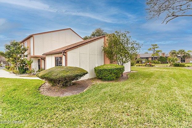 This single story, ground floor, end unit is your new apartment! Super accessible, with your reserved parking right out front. Beautifully maintained grounds and landscaping.