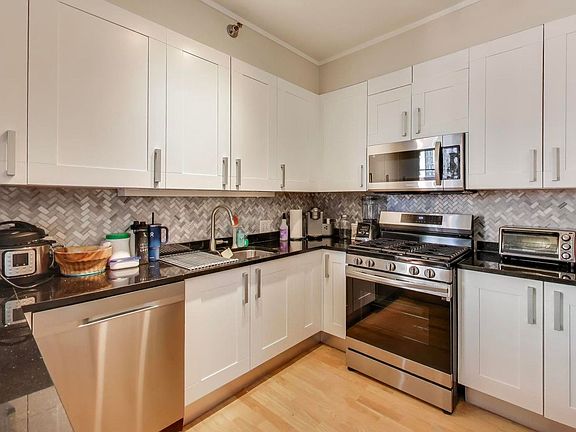 5th image of 744 N Clark St APT 505
