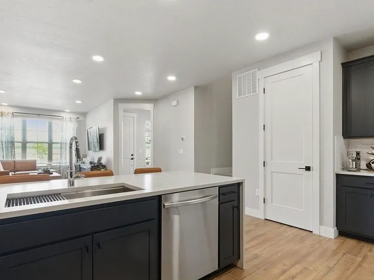 5076 Coolidge Ave — Photo 16