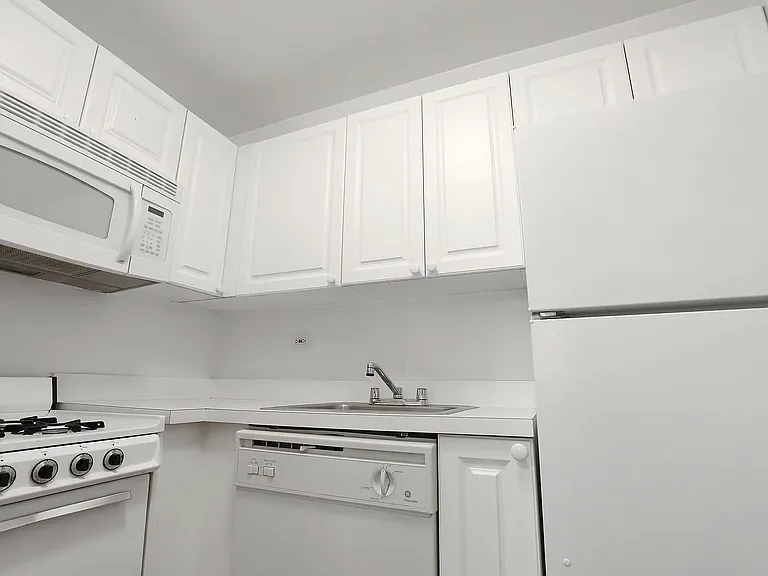 340 E 51st St #2D — Photo 3