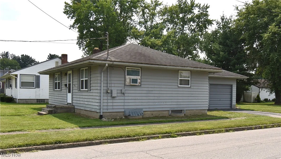 562 Grace St photo 1