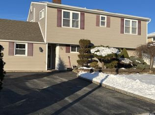 33 Pewter Ln, Hicksville, NY 11801