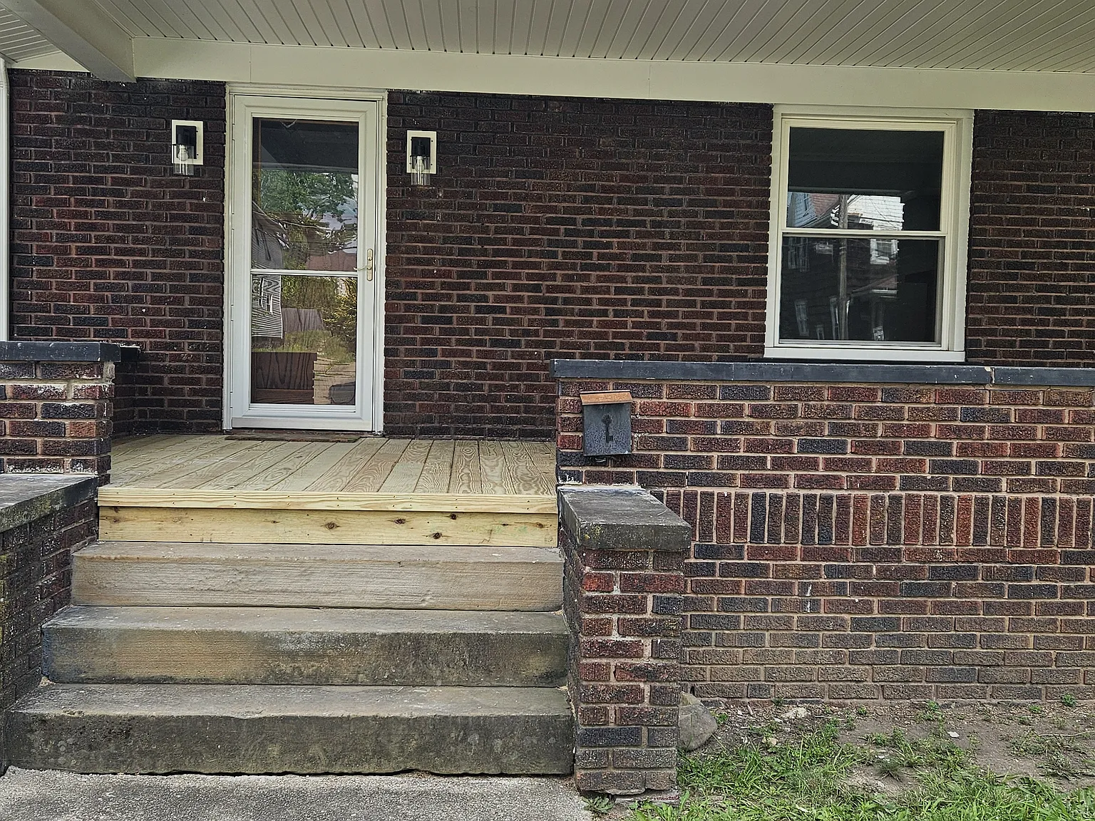5 bed, 2200 sqft, $1,700 — Photo 1