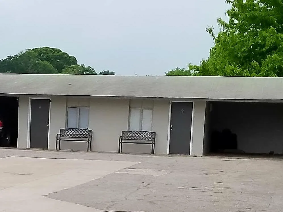 1100 N Business Highway 45 — Photo 3