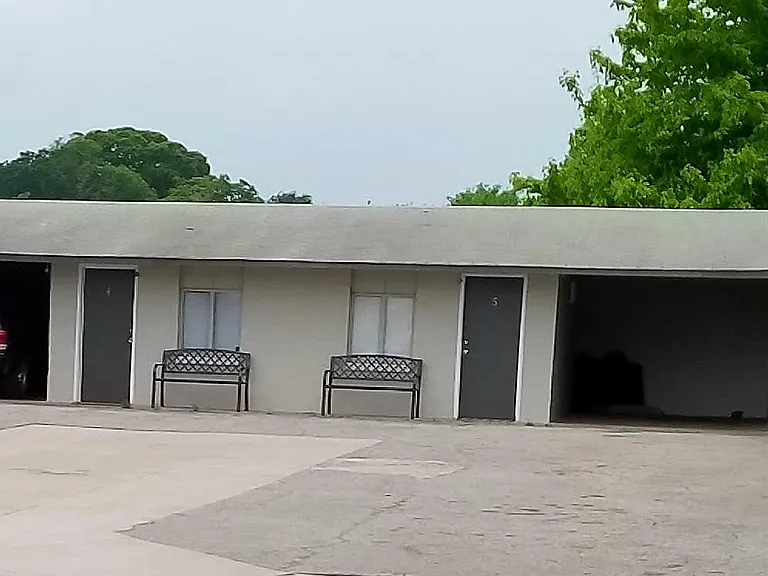 1100 N Business Highway 45 — Photo 3