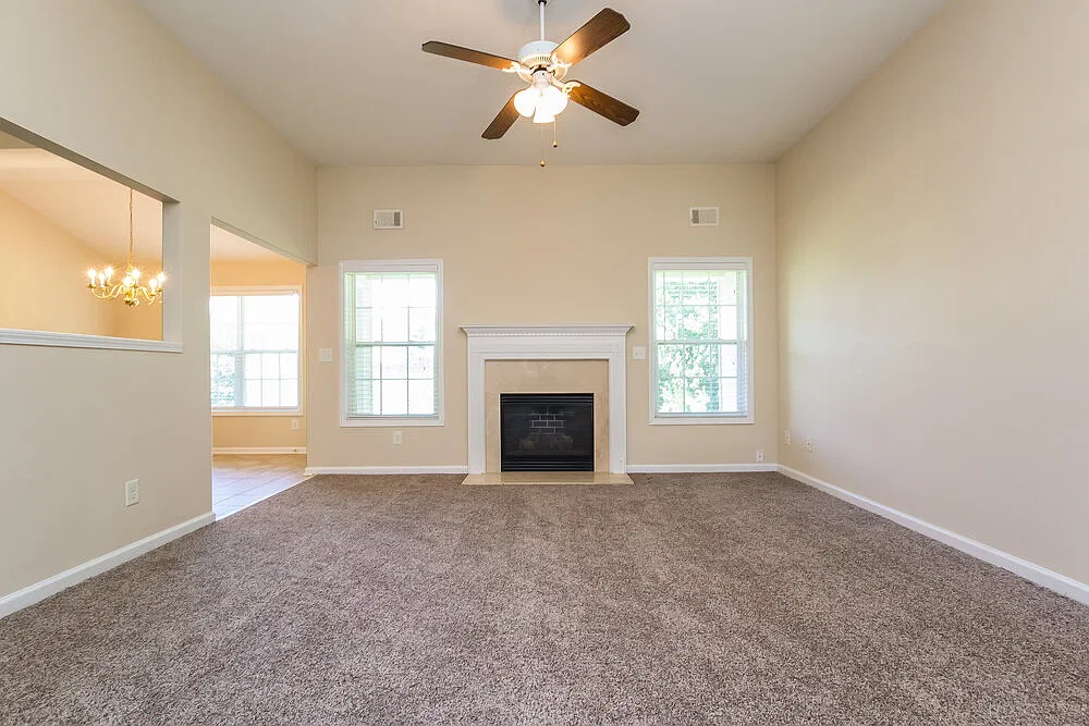 3 bed, 2.0 bath, 1386 sqft, $2,045 — Photo 2