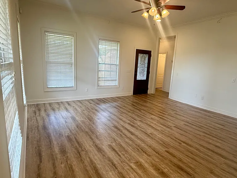 364 Springhill Dr — Photo 3