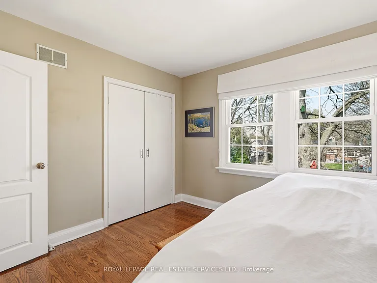 145 Suffolk Ave — Photo 22
