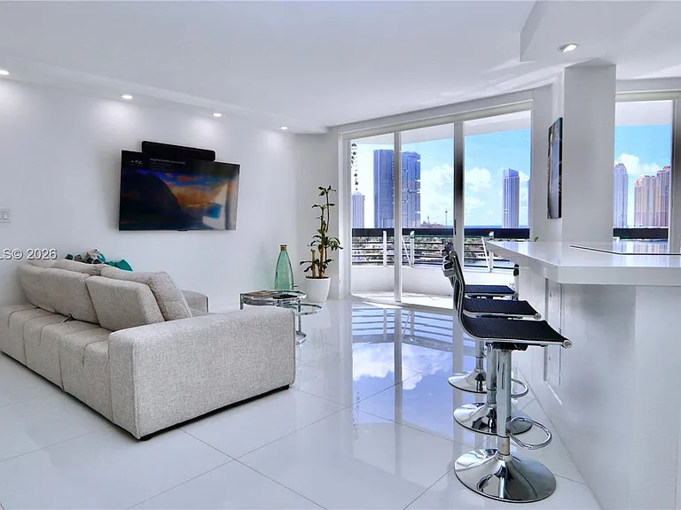3600 Mystic Pointe Dr #1115 — Photo 2