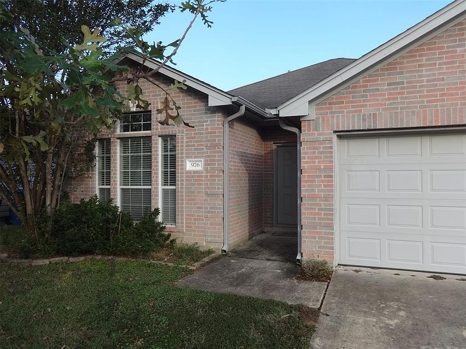 1st image of 976 Oak Falls Dr