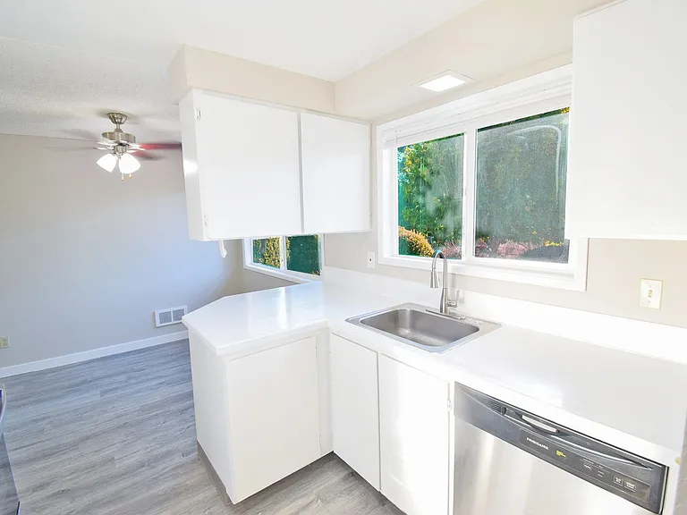 Newly Updated Single Level 2 Bedroom Apt in SE Portland! — Photo 4