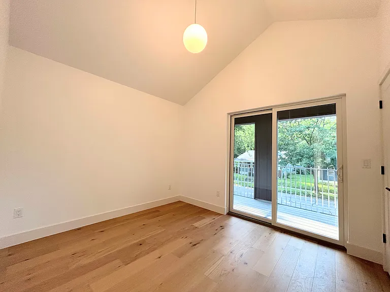 1003 E Washington St — Photo 32
