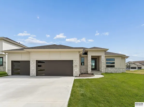 6207 N 209th St, Elkhorn, NE 68022