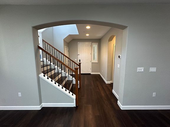 5th image of 724 N Topiary Ln