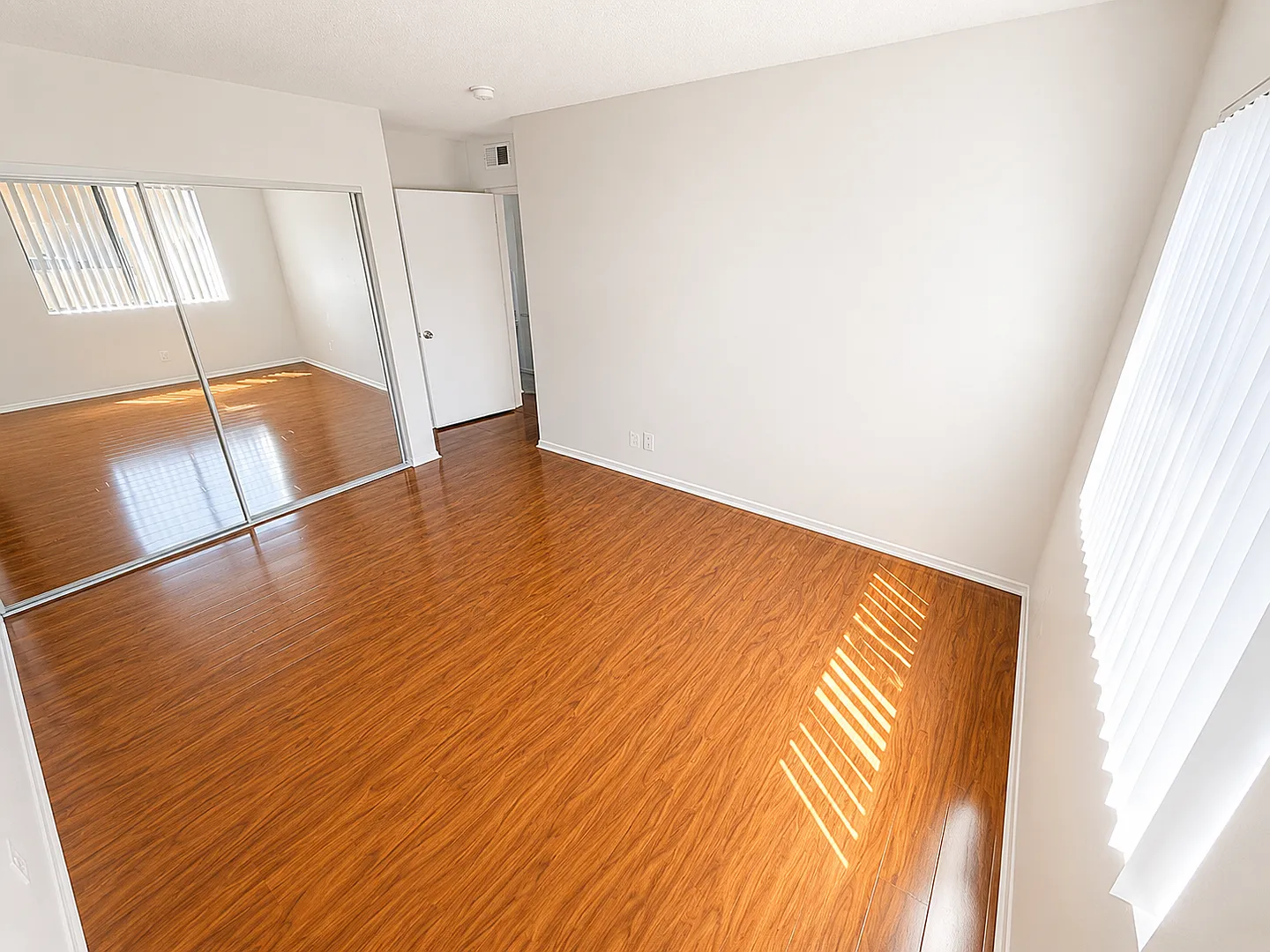 15020 Burbank Blvd — Photo 4