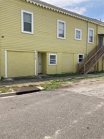 3 bed, 1.0 bath, 1100 sqft, $1,350 — Photo 2