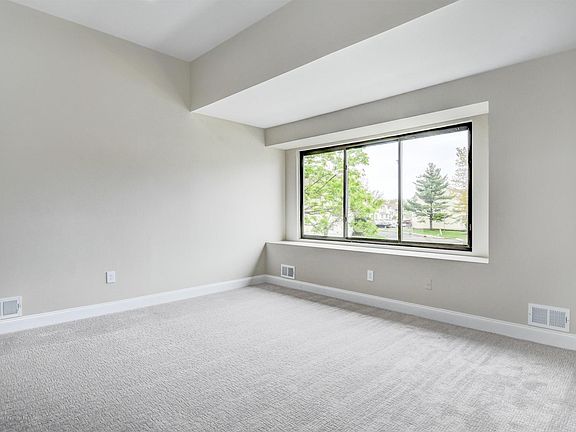 5th image of 275 Clubhouse Dr