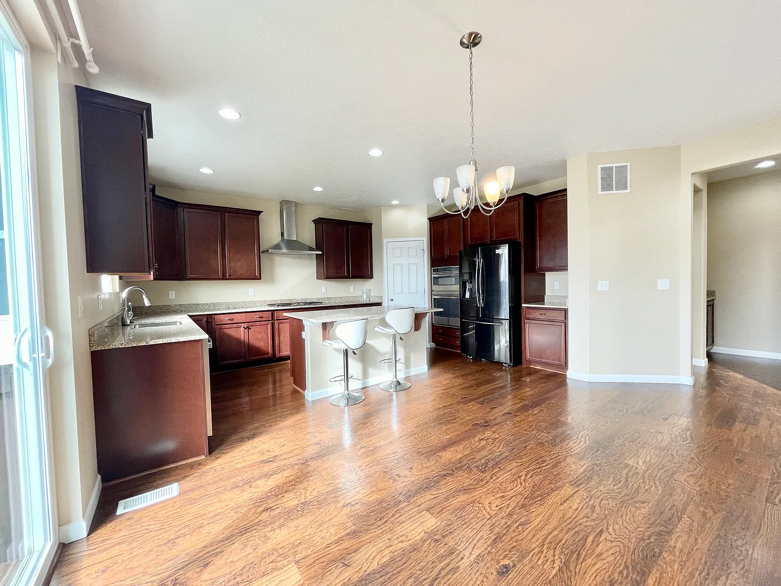 5 bed, 3.5 bath, 4536 sqft, $3,995 — Photo 4