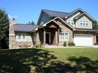 1813 Holiday Dr, Hendersonville, NC 28739