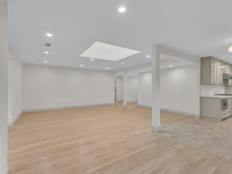4316 Bellaire Ave — Photo 8