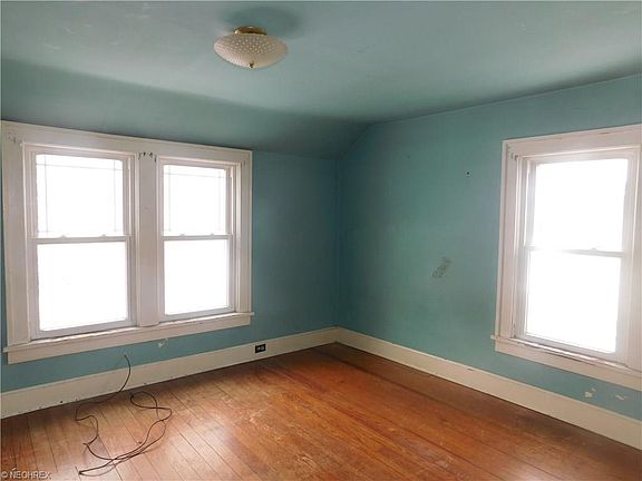5th image of 277 Rockwood Dr