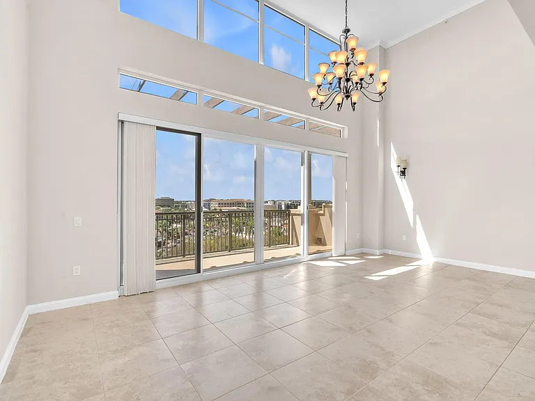 Royal Palm Apartments — Photo 36