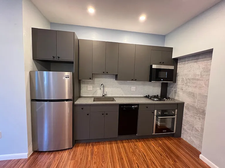 129 Pemberton St — Photo 4