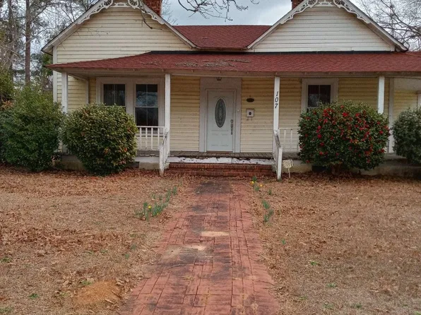 107 S Magnolia St, Raeford, NC 28376