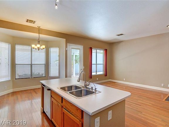 3rd image of 1555 Livingston Dr