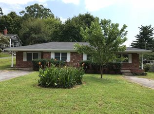 221 Lakeview Dr, Rossville, GA 30741