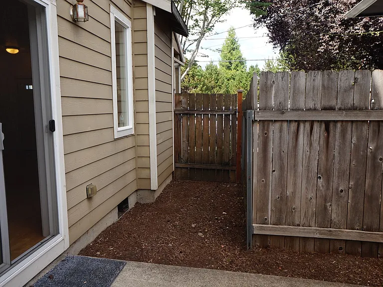 3822 SE Schiller St — Photo 28