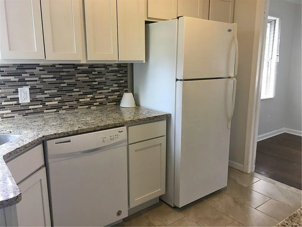 3 bed, 1.0 bath, 1000 sqft, $1,700 — Photo 4