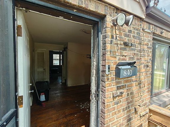 4th image of 840 E 44th Pl