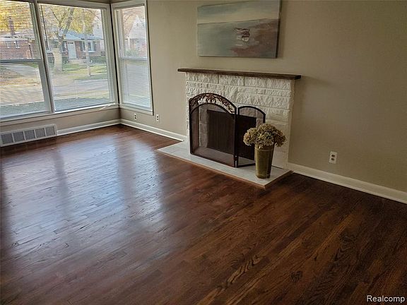 4th image of 21226 Alexander St